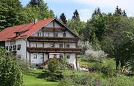 Hausansicht der Pension Draxlerhof im Sommer (Die Pension Draxlerhof liegt in der Urlaubsgmeinde Waldhäuser, mitten im Nationalpark Bayerischer Wald)